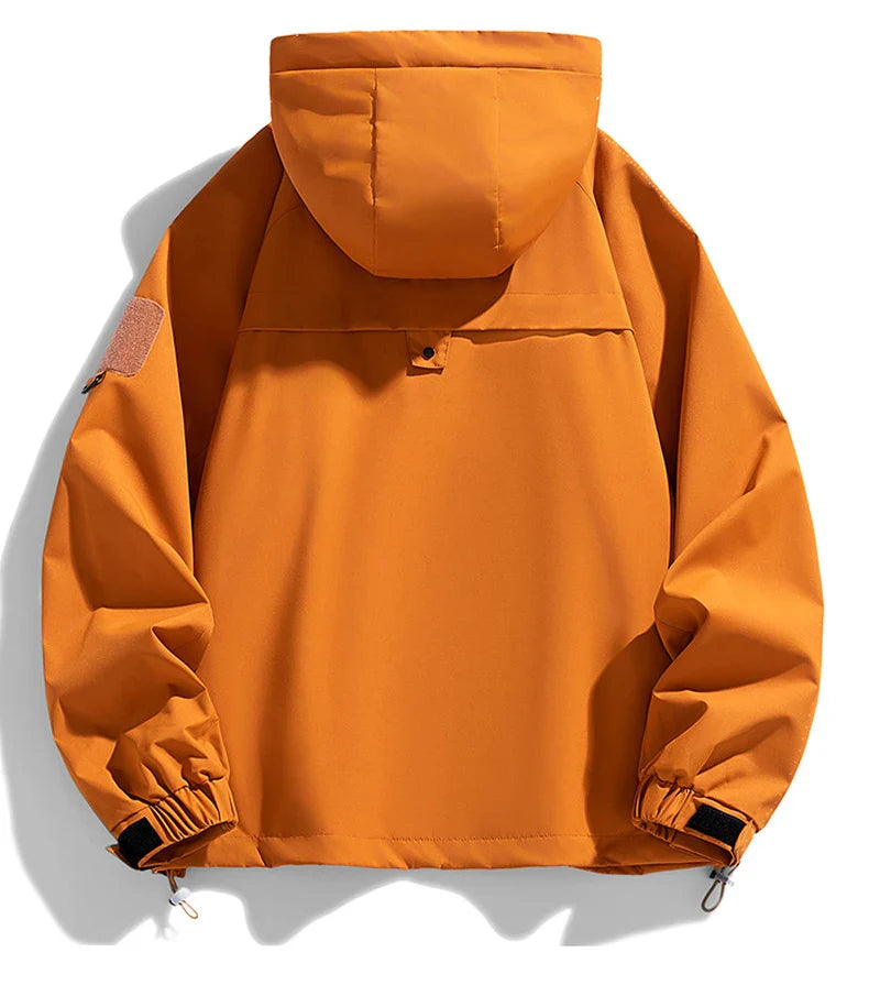 Casaco com capuz elegante