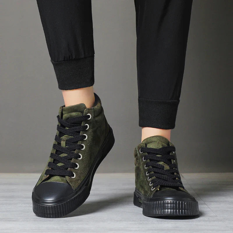 Sapatos elegantes de camurça alta