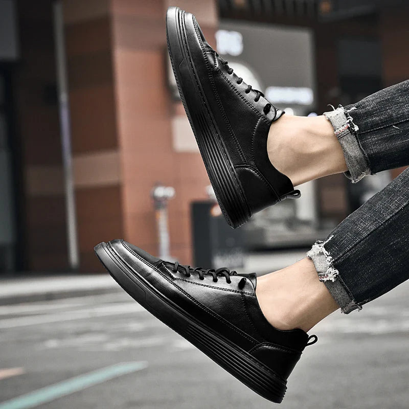 Sapatos elegantes de couro com sola grossa