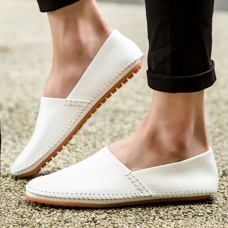 Mocassins em pele clara