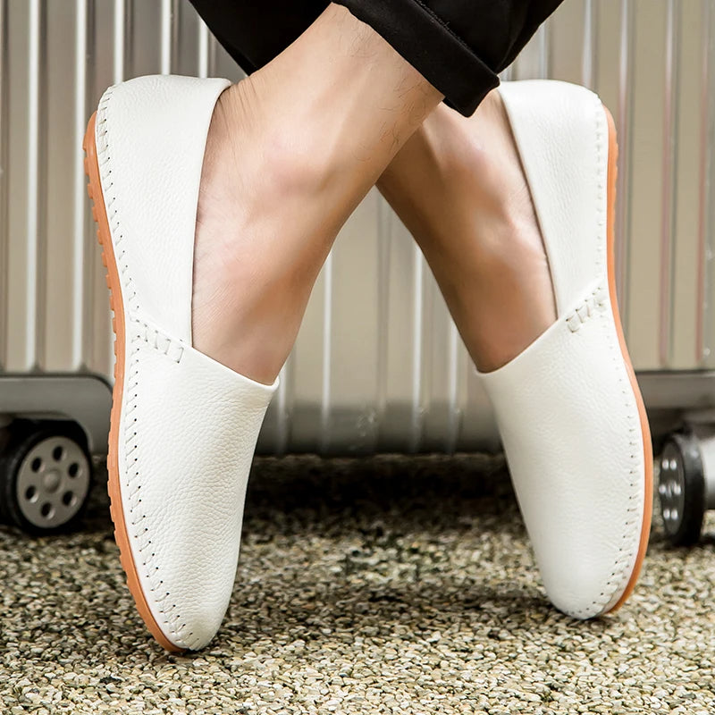 Mocassins em pele clara