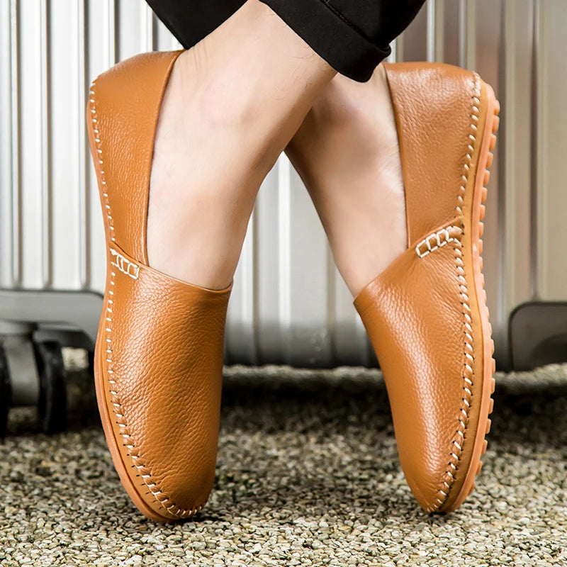 Mocassins em pele clara