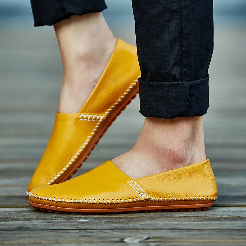 Mocassins em pele clara